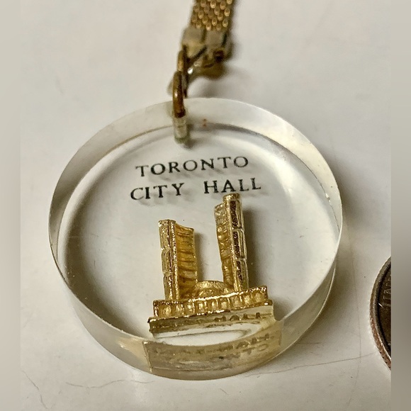 1970s Vintage 24k Gold Inlaid Acrylic Lucite TORONTO CITY HALL Keychain Fob - Picture 4 of 9